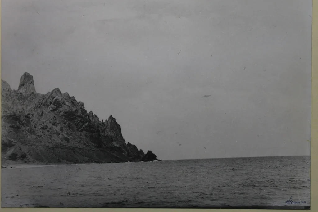 Fotografia de Almiro Baraúna mostrando um aparente "disco voador" nos céus da Ilha da Trindade, datada de 16 de janeiro de 1958